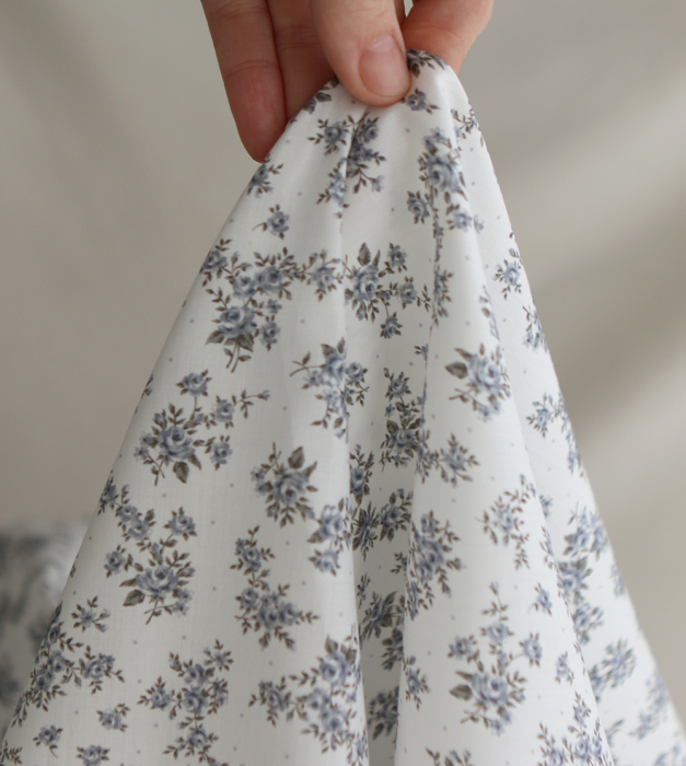 Lilou - Batiste de coton douce à imprimé exclusif fleuri vert et bleu