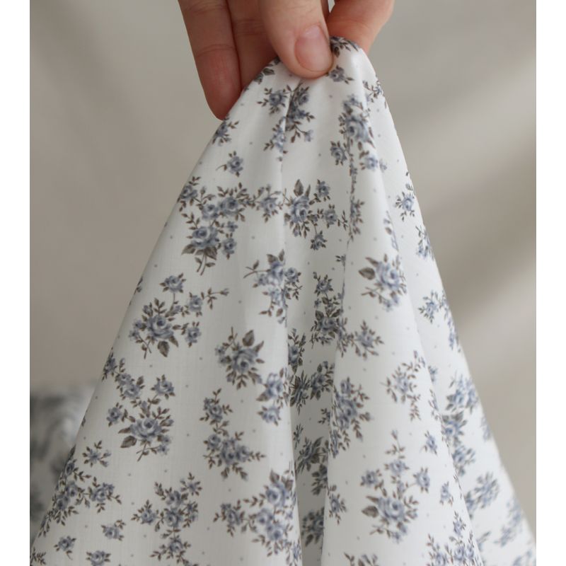 Lilou - Batiste de coton douce à imprimé exclusif fleuri vert et bleu