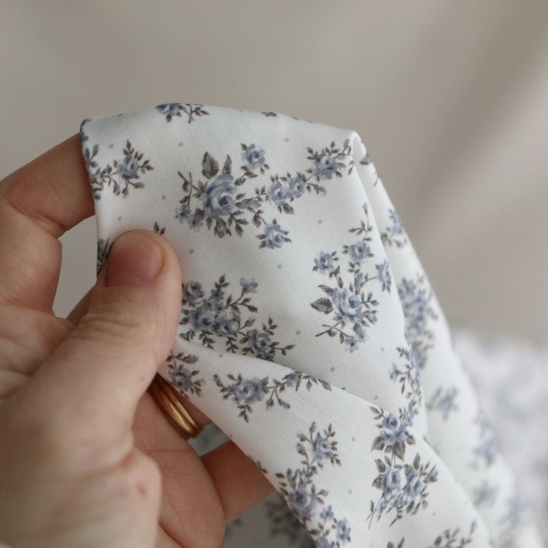 Lilou - Batiste de coton douce à imprimé exclusif fleuri vert et bleu