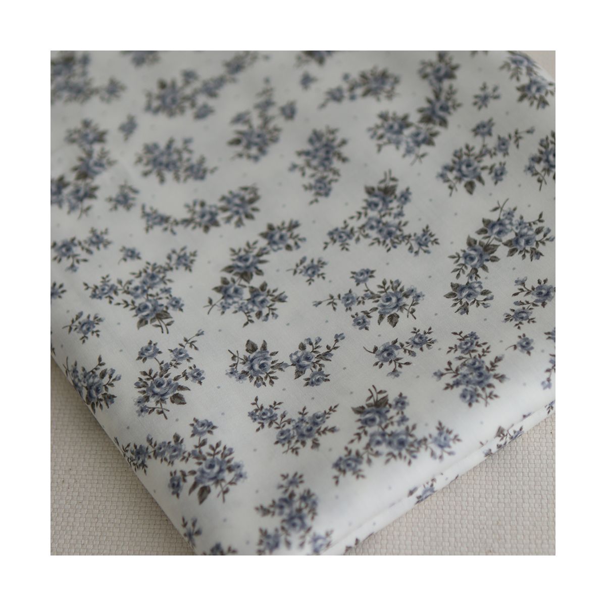 Lilou - Batiste de coton douce à imprimé exclusif fleuri vert et bleu Lilou - Batiste de coton douce à imprimé exclusif fleuri vert et bleu