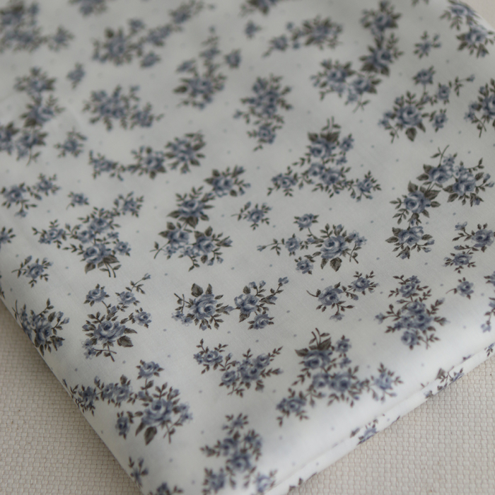 Lilou - Batiste de coton douce à imprimé exclusif fleuri vert et bleu