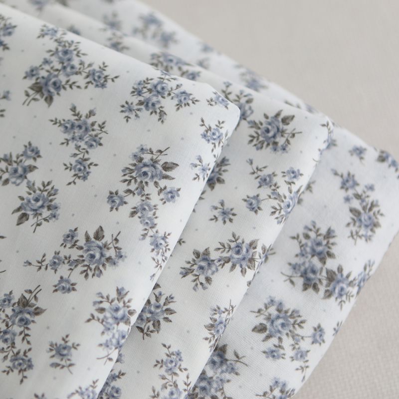 Lilou - Batiste de coton douce à imprimé exclusif fleuri vert et bleu