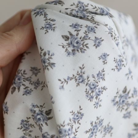 Lilou - Popeline douce coton BIO organique fond blanc imprimé exclusif vert et bleu Lilou - Popeline douce coton BIO organique fond blanc imprimé exclusif vert et bleu