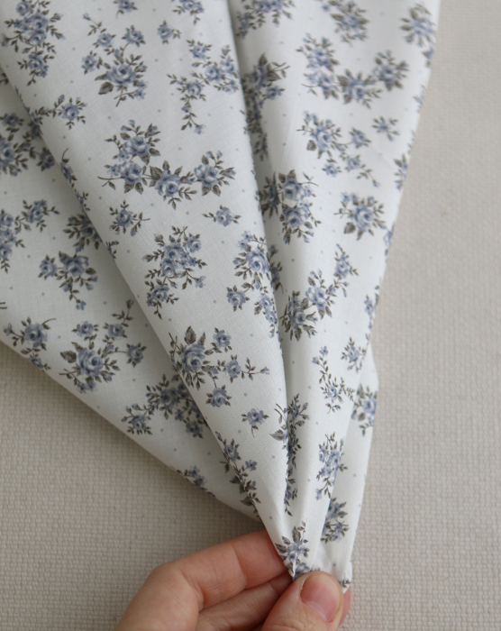 Lilou - Popeline douce coton BIO organique fond blanc imprimé exclusif vert et bleu