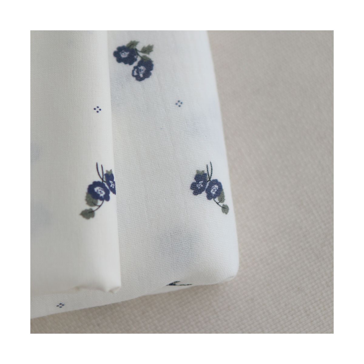 Hana - Double gaze de coton BIO fond blanc fleuri vert et bleu