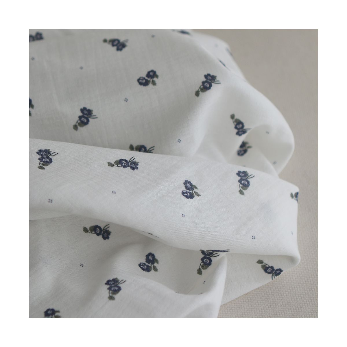 Hana - Double gaze de coton BIO fond blanc fleuri vert et bleu