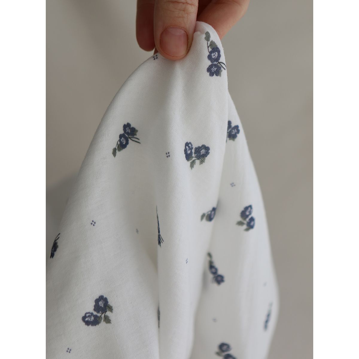 Hana - Double gaze de coton BIO fond blanc fleuri vert et bleu