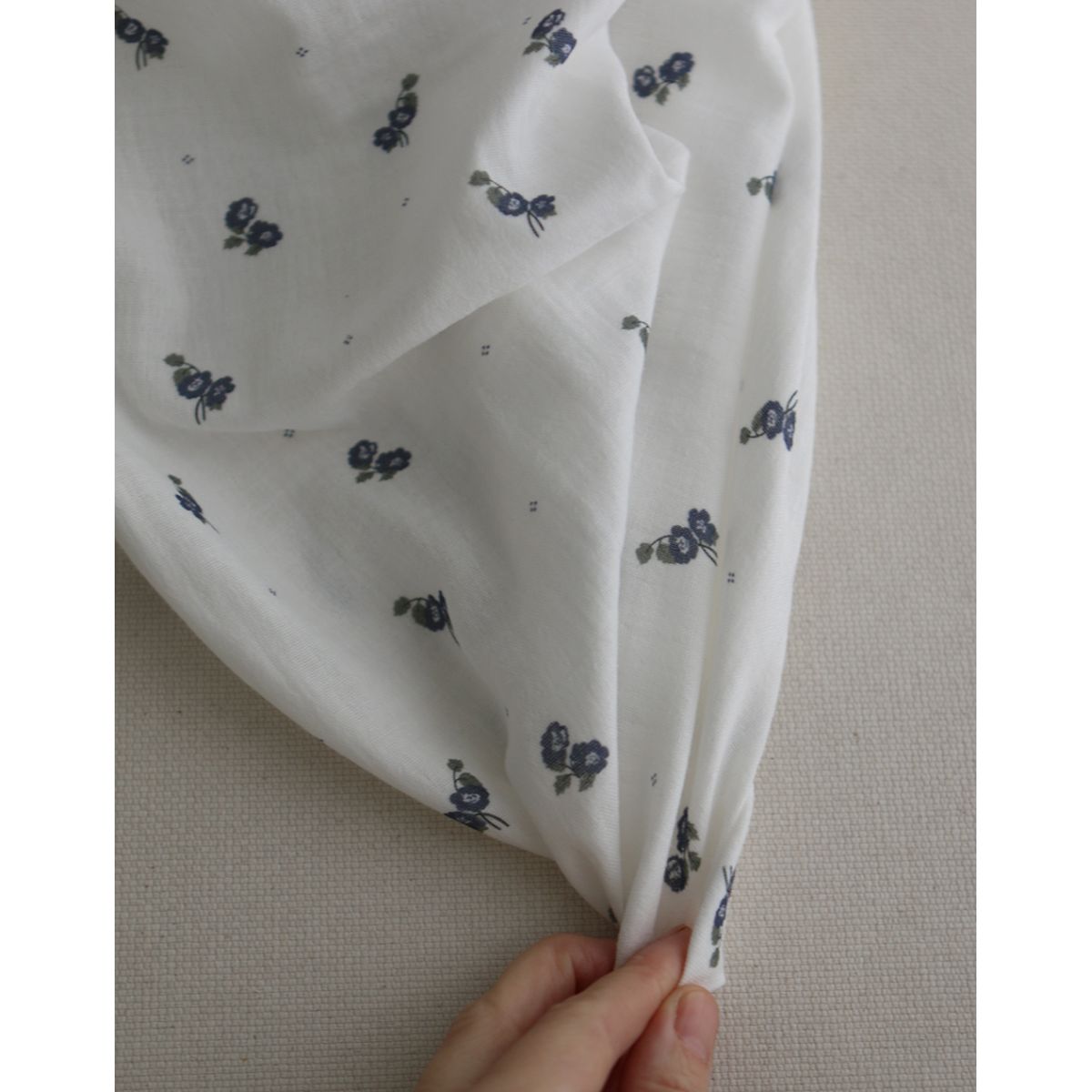 Hana - Double gaze de coton BIO fond blanc fleuri vert et bleu