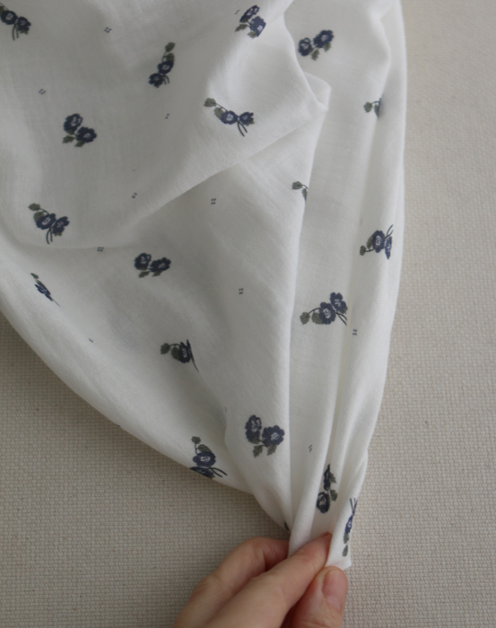 Hana - Double gaze de coton BIO fond blanc fleuri vert et bleu