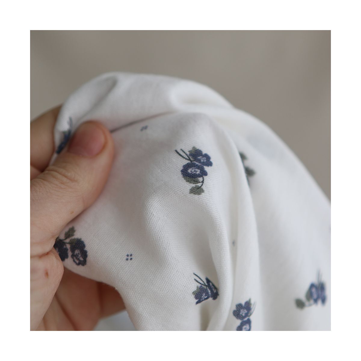 Hana - Double gaze de coton BIO fond blanc fleuri vert et bleu