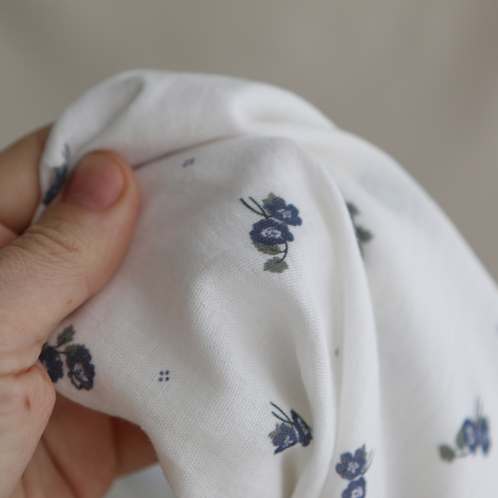 Hana - Double gaze de coton BIO fond blanc fleuri vert et bleu