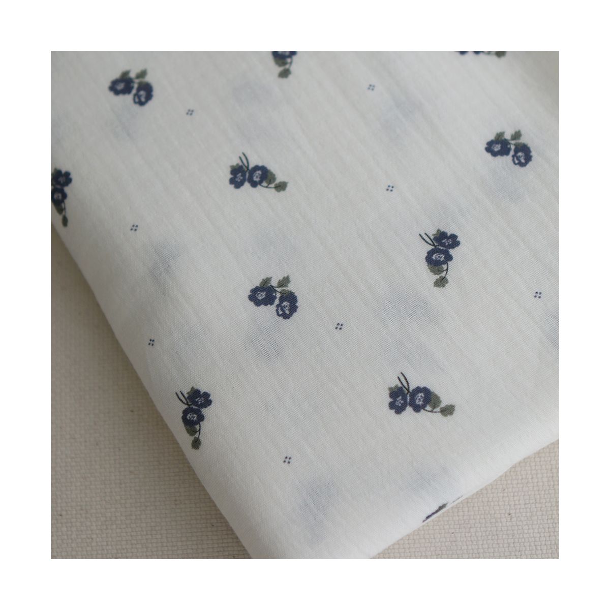 Hana - Double gaze de coton BIO fond blanc fleuri vert et bleu