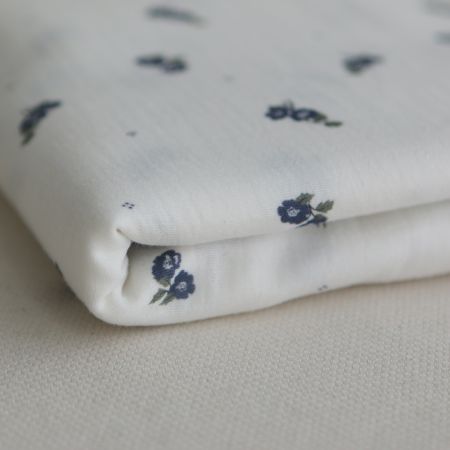 Hana - Double gaze de coton BIO fond blanc fleuri vert et bleu Hana - Double gaze de coton BIO fond blanc fleuri vert et bleu
