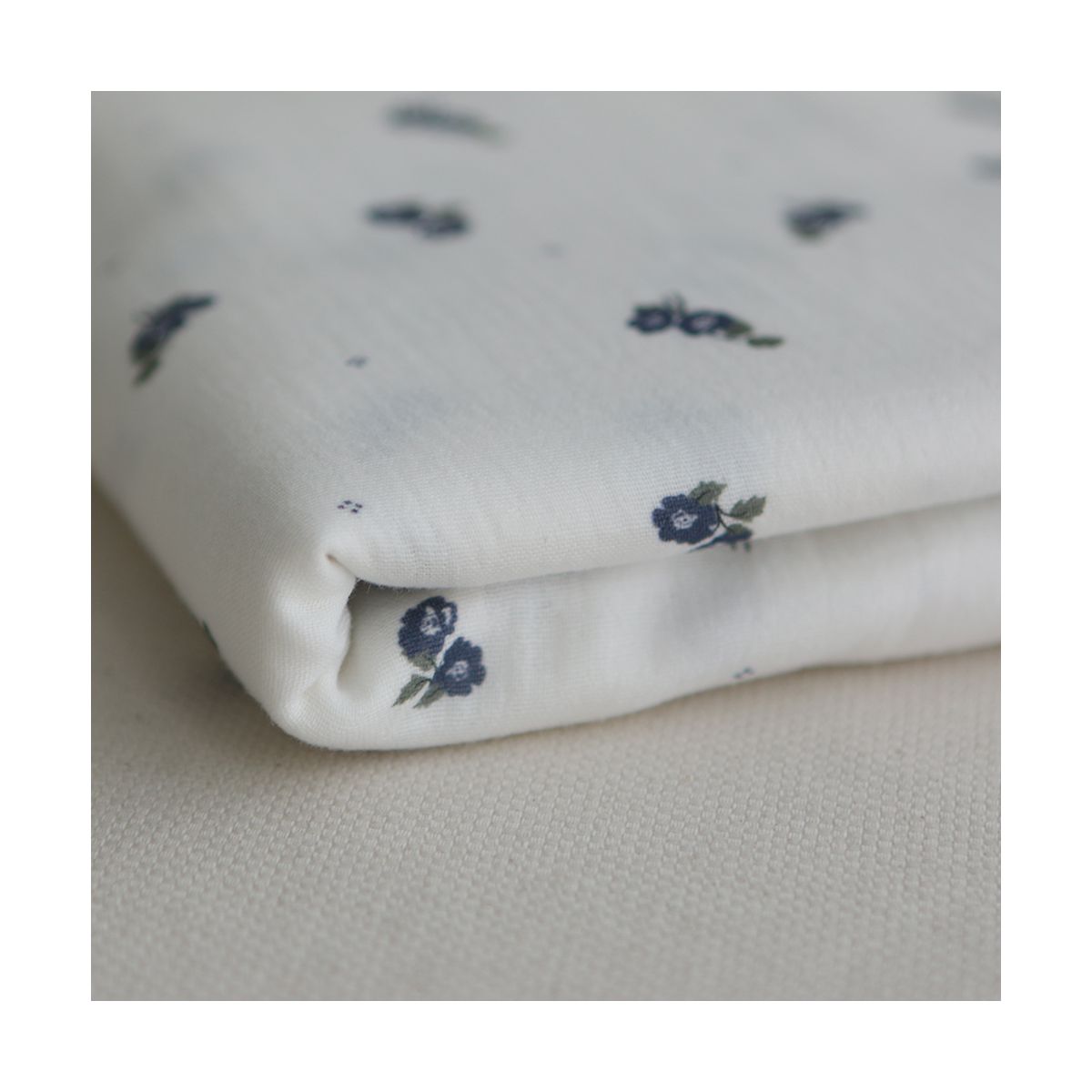 Hana - Double gaze de coton BIO fond blanc fleuri vert et bleu