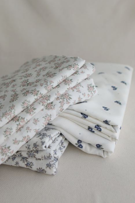 Hana - Double gaze de coton BIO fond blanc fleuri vert et bleu