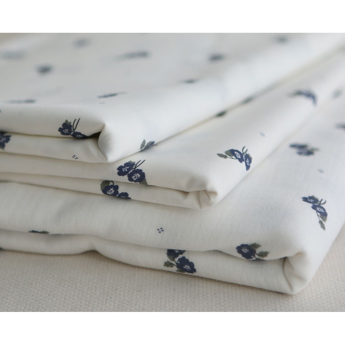 Hana - Double gaze de coton BIO fond blanc fleuri vert et bleu