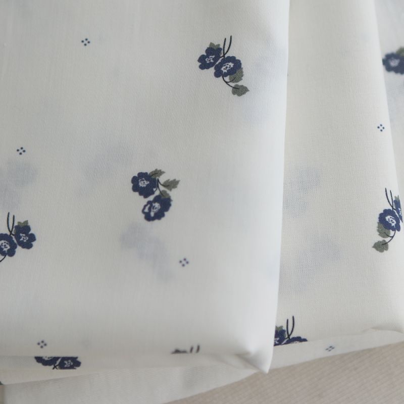 Hana - Batiste de coton douce à imprimé exclusif fleuri vert et bleu