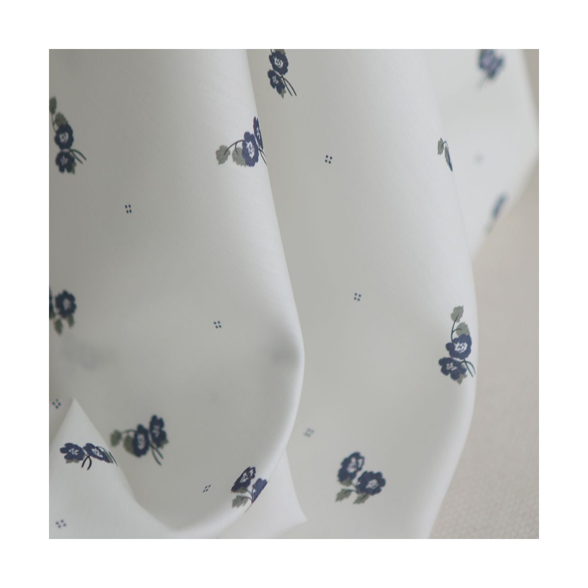 Hana - Batiste de coton douce à imprimé exclusif fleuri vert et bleu Hana - Batiste de coton douce à imprimé exclusif fleuri vert et bleu