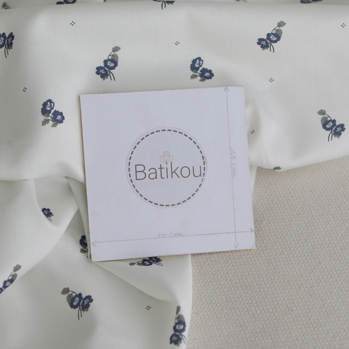 Hana - Batiste de coton douce à imprimé exclusif fleuri vert et bleu