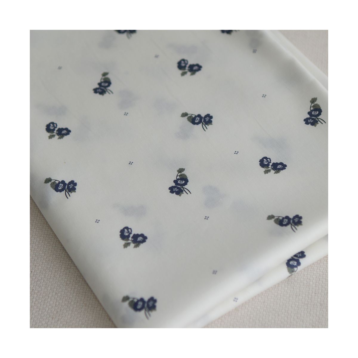 Hana - Batiste de coton douce à imprimé exclusif fleuri vert et bleu Hana - Batiste de coton douce à imprimé exclusif fleuri vert et bleu