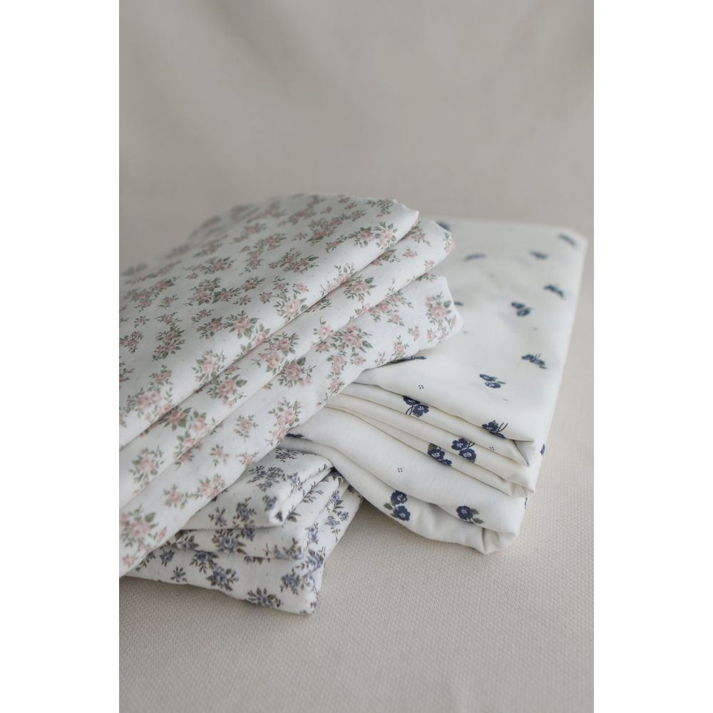 Hana - Batiste de coton douce à imprimé exclusif fleuri vert et bleu