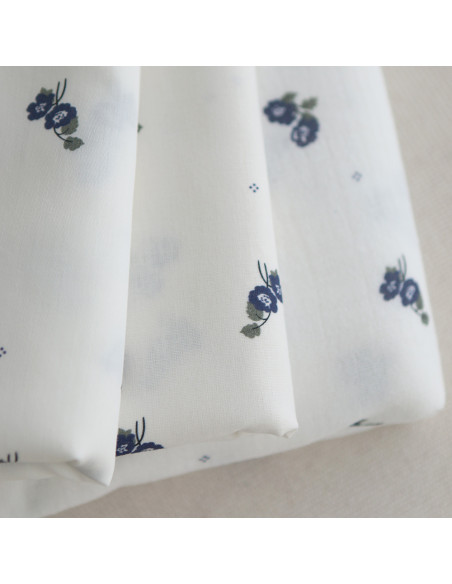 Hana - Popeline douce coton BIO organique fond blanc imprimé exclusif vert et bleu