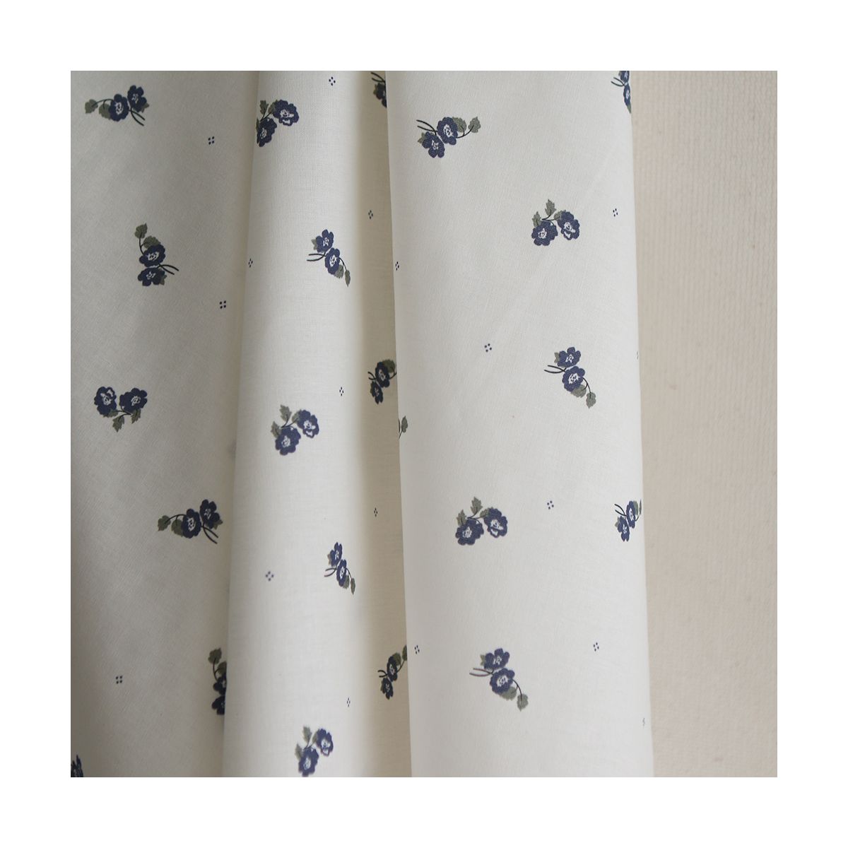 Hana - Popeline douce coton BIO organique fond blanc imprimé exclusif vert et bleu Hana - Popeline douce coton BIO organique fond blanc imprimé exclusif vert et bleu