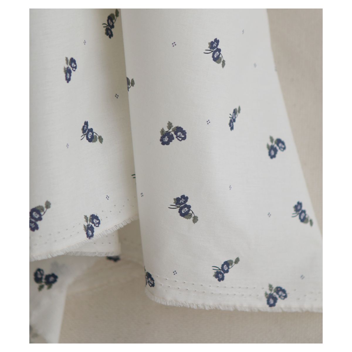 Hana - Popeline douce coton BIO organique fond blanc imprimé exclusif vert et bleu Hana - Popeline douce coton BIO organique fond blanc imprimé exclusif vert et bleu
