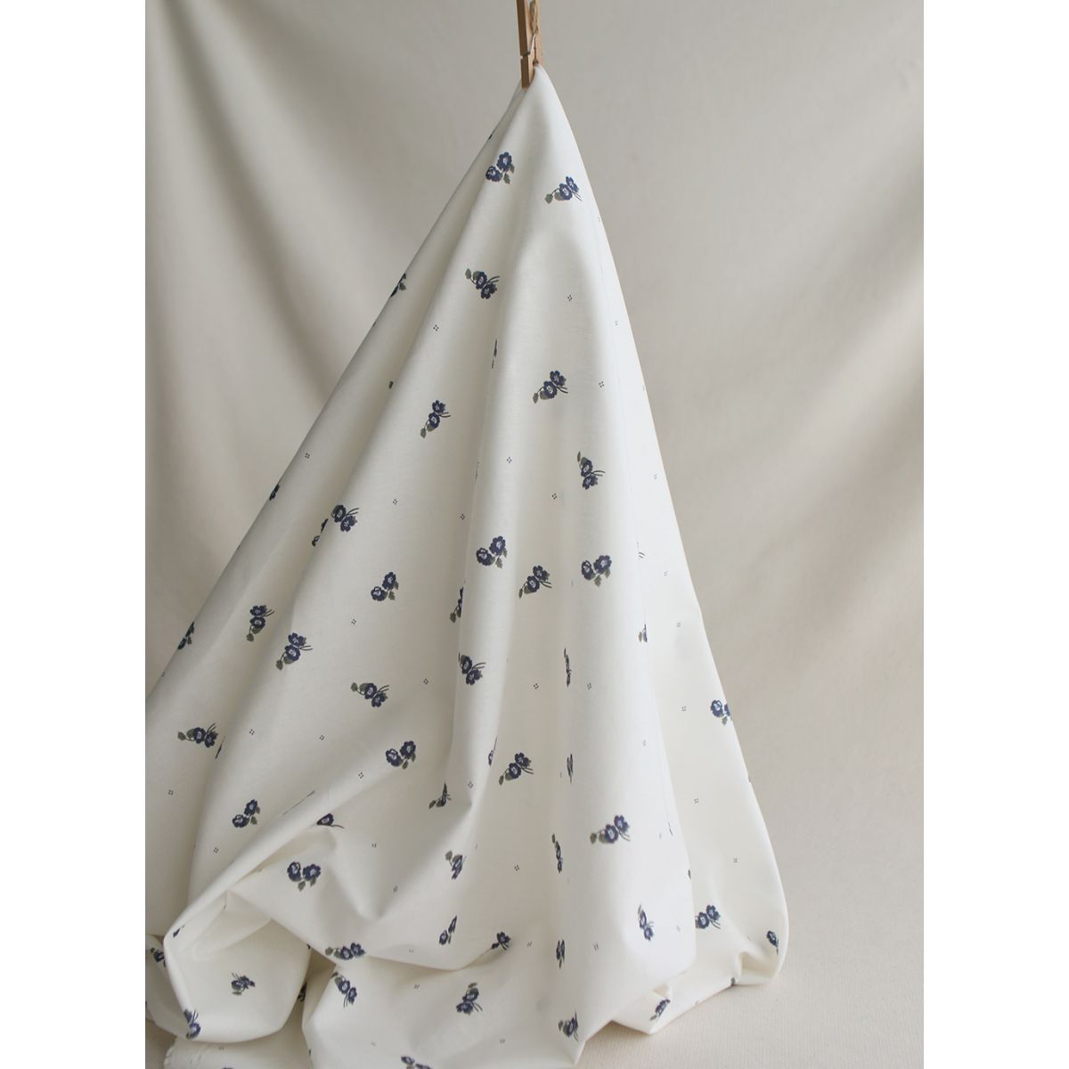 Hana - Popeline douce coton BIO organique fond blanc imprimé exclusif vert et bleu Hana - Popeline douce coton BIO organique fond blanc imprimé exclusif vert et bleu