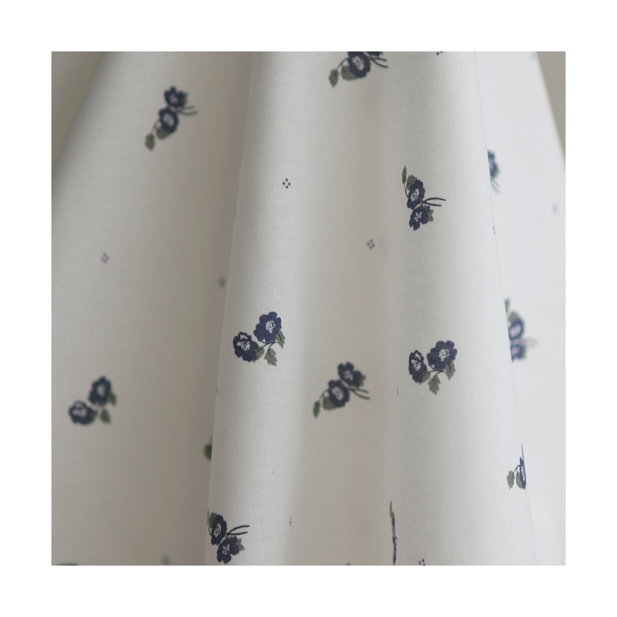 Hana - Popeline douce coton BIO organique fond blanc imprimé exclusif vert et bleu Hana - Popeline douce coton BIO organique fond blanc imprimé exclusif vert et bleu