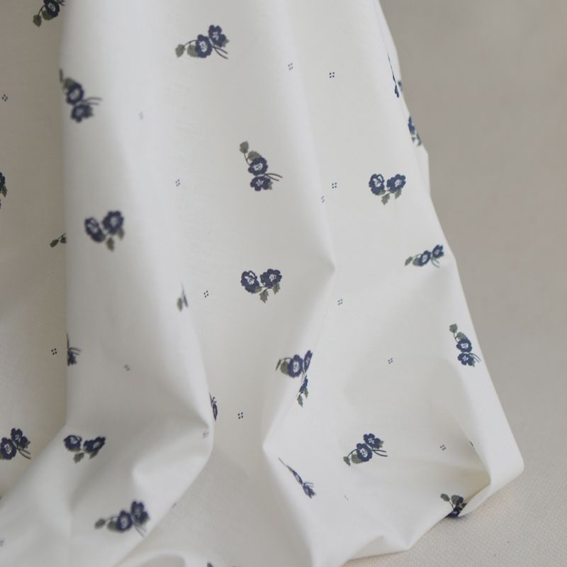 Hana - Popeline douce coton BIO organique fond blanc imprimé exclusif vert et bleu