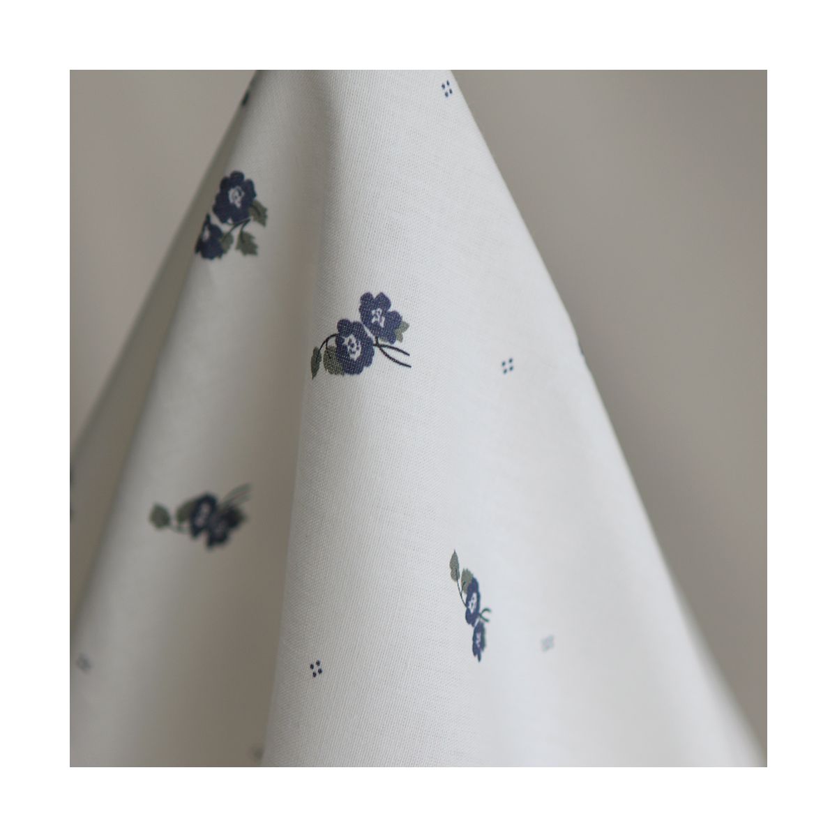 Hana - Popeline douce coton BIO organique fond blanc imprimé exclusif vert et bleu Hana - Popeline douce coton BIO organique fond blanc imprimé exclusif vert et bleu
