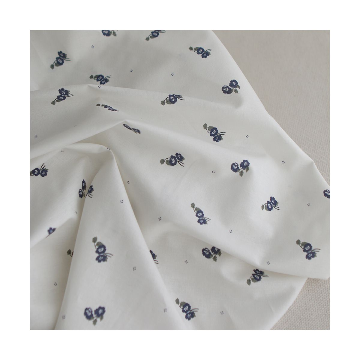 Hana - Popeline douce coton BIO organique fond blanc imprimé exclusif vert et bleu Hana - Popeline douce coton BIO organique fond blanc imprimé exclusif vert et bleu