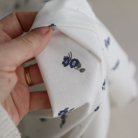 Hana - Popeline douce coton BIO organique fond blanc imprimé exclusif vert et bleu Hana - Popeline douce coton BIO organique fond blanc imprimé exclusif vert et bleu