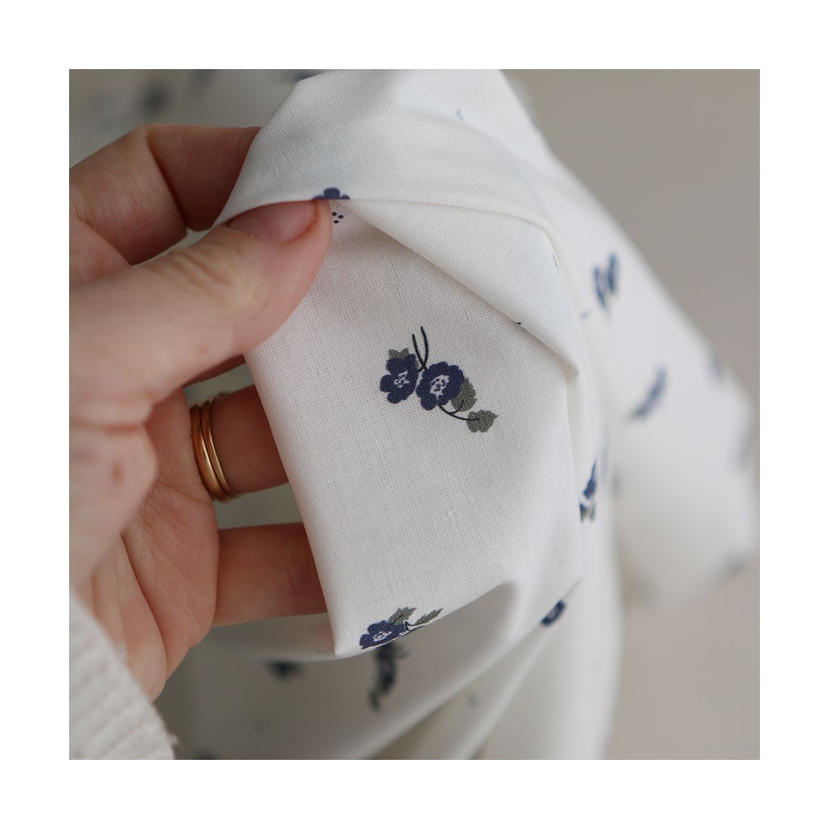 Hana - Popeline douce coton BIO organique fond blanc imprimé exclusif vert et bleu Hana - Popeline douce coton BIO organique fond blanc imprimé exclusif vert et bleu