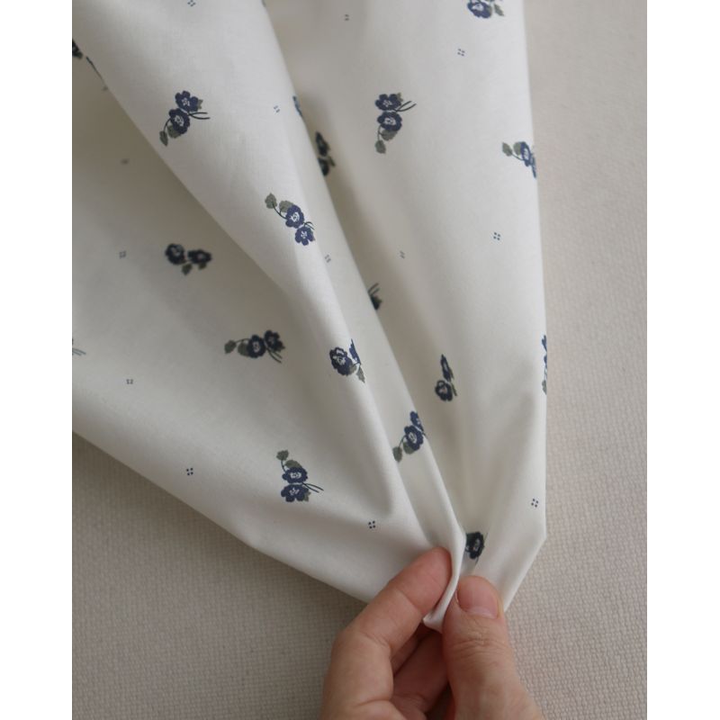 Hana - Popeline douce coton BIO organique fond blanc imprimé exclusif vert et bleu