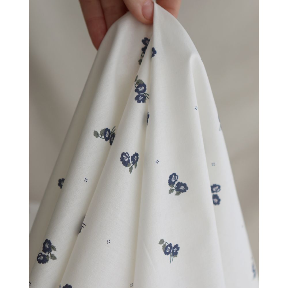 Hana - Popeline douce coton BIO organique fond blanc imprimé exclusif vert et bleu