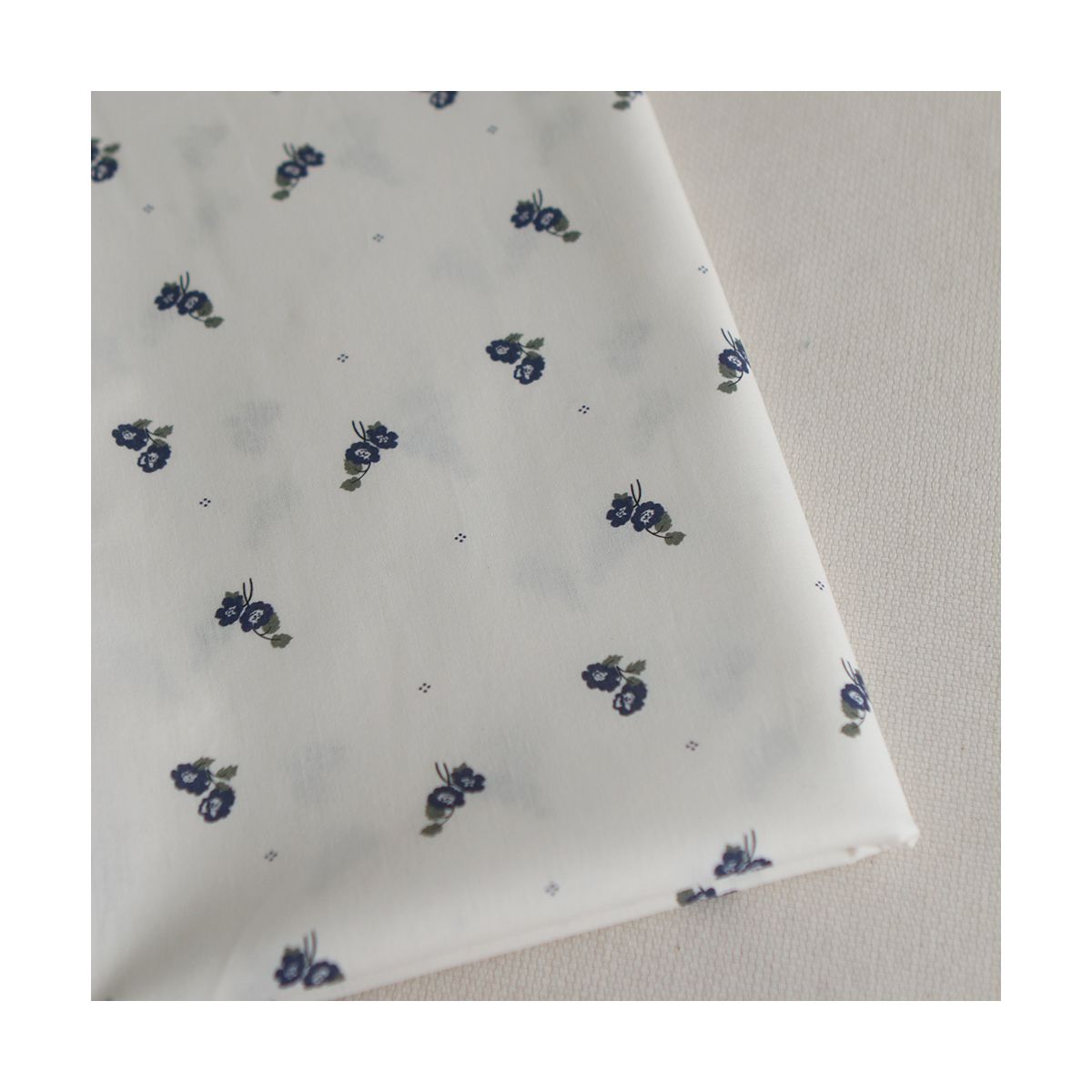 Hana - Popeline douce coton BIO organique fond blanc imprimé exclusif vert et bleu Hana - Popeline douce coton BIO organique fond blanc imprimé exclusif vert et bleu