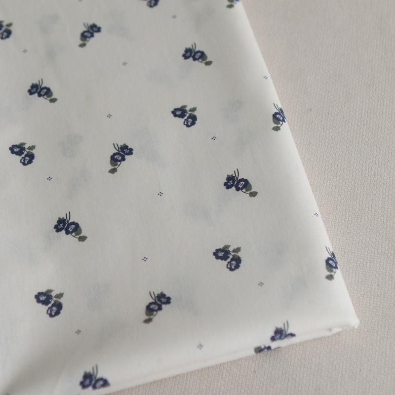 Hana - Popeline douce coton BIO organique fond blanc imprimé exclusif vert et bleu