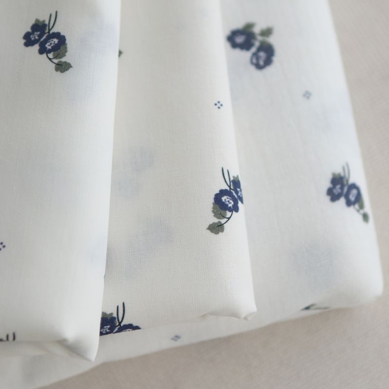 Hana - Popeline douce coton BIO organique fond blanc imprimé exclusif vert et bleu