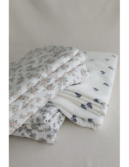 Hana - Popeline douce coton BIO organique fond blanc imprimé exclusif vert et bleu