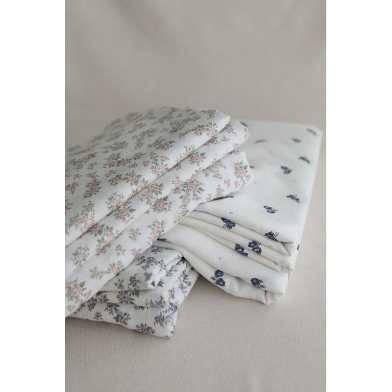 Hana - Popeline douce coton BIO organique fond blanc imprimé exclusif vert et bleu