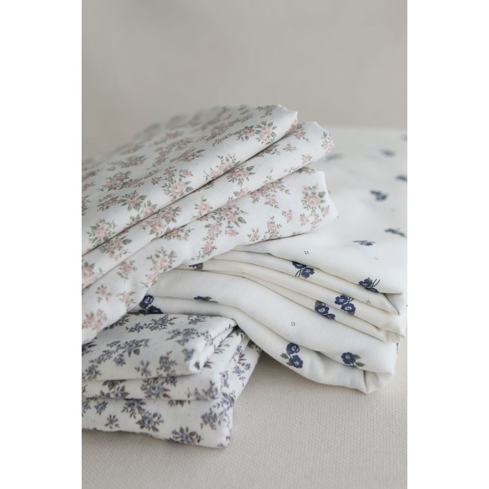 Hana - Popeline douce coton BIO organique fond blanc imprimé exclusif vert et bleu