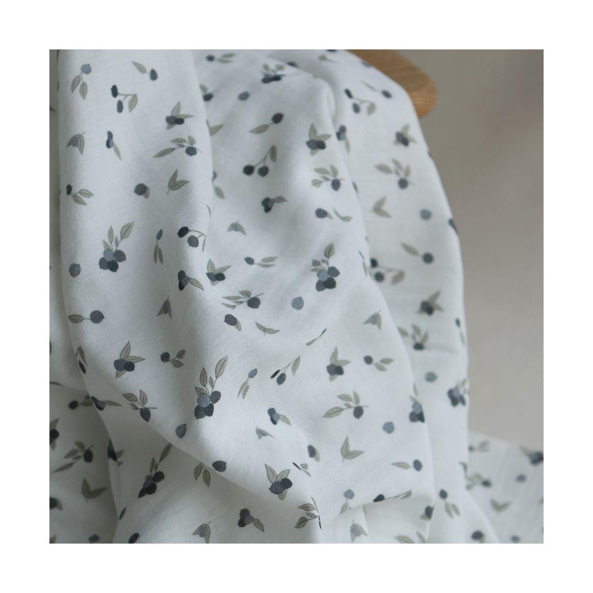 Hind - Double gaze de coton BIO fond blanc imprimé exclusif vert et bleu Hind - Double gaze de coton BIO fond blanc imprimé exclusif vert et bleu