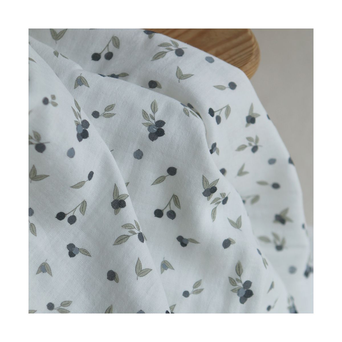 Hind - Double gaze de coton BIO fond blanc imprimé exclusif vert et bleu Hind - Double gaze de coton BIO fond blanc imprimé exclusif vert et bleu
