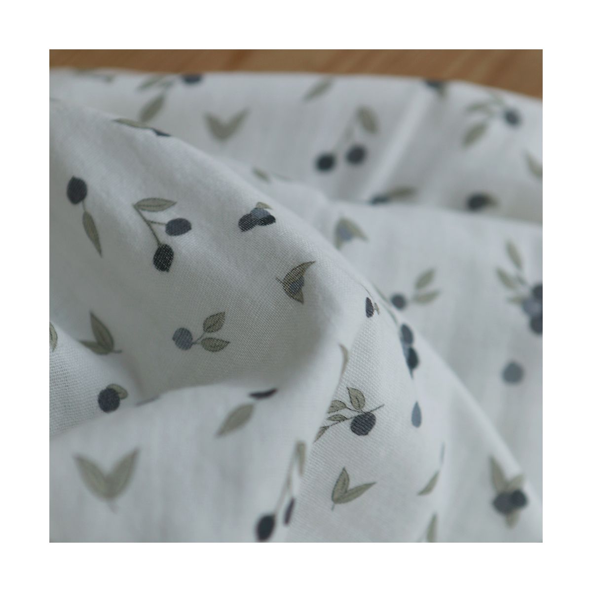 Hind - Double gaze de coton BIO fond blanc imprimé exclusif vert et bleu Hind - Double gaze de coton BIO fond blanc imprimé exclusif vert et bleu