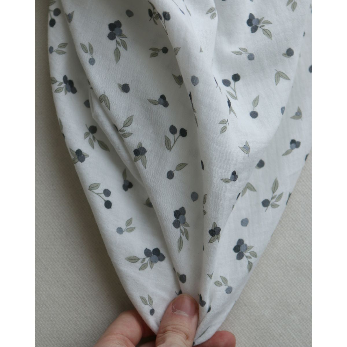 Hind - Double gaze de coton BIO fond blanc imprimé exclusif vert et bleu Hind - Double gaze de coton BIO fond blanc imprimé exclusif vert et bleu