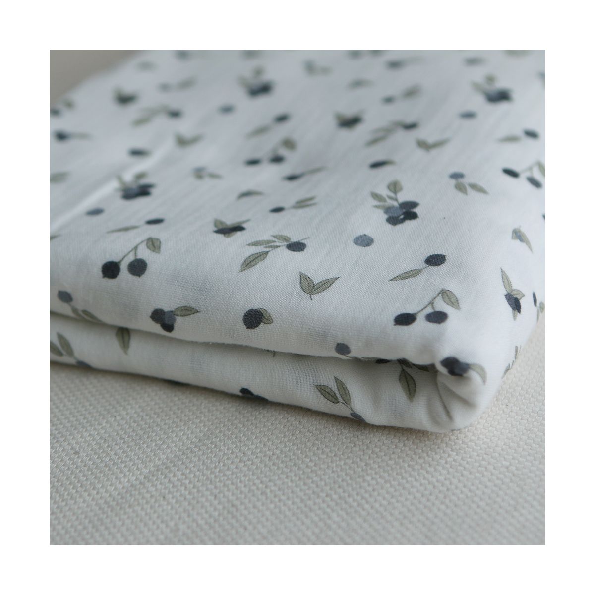 Hind - Double gaze de coton BIO fond blanc imprimé exclusif vert et bleu Hind - Double gaze de coton BIO fond blanc imprimé exclusif vert et bleu