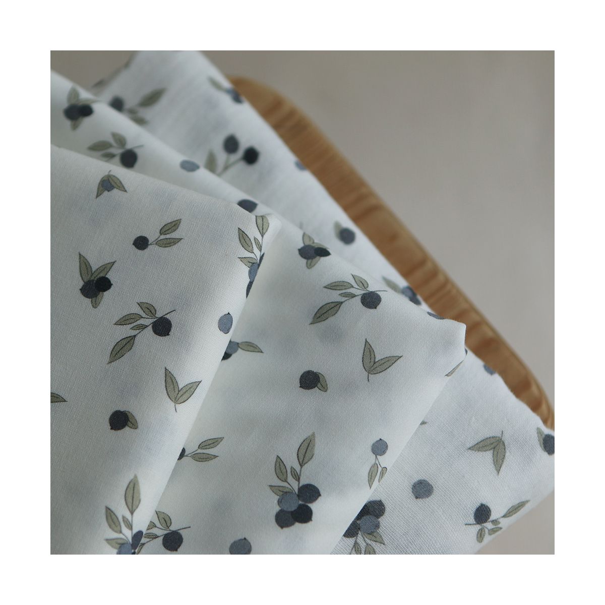 Hind - Double gaze de coton BIO fond blanc imprimé exclusif vert et bleu Hind - Double gaze de coton BIO fond blanc imprimé exclusif vert et bleu
