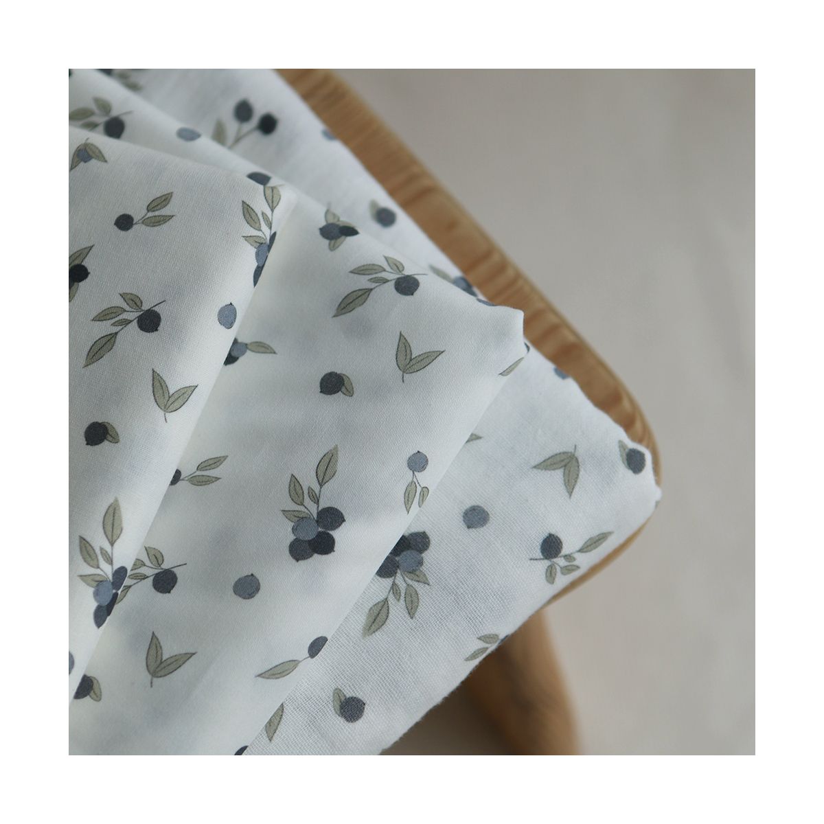 Hind - Double gaze de coton BIO fond blanc imprimé exclusif vert et bleu Hind - Double gaze de coton BIO fond blanc imprimé exclusif vert et bleu